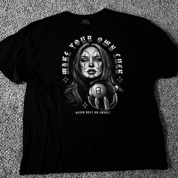 Graphic T-shirt - Picture 1 of 3